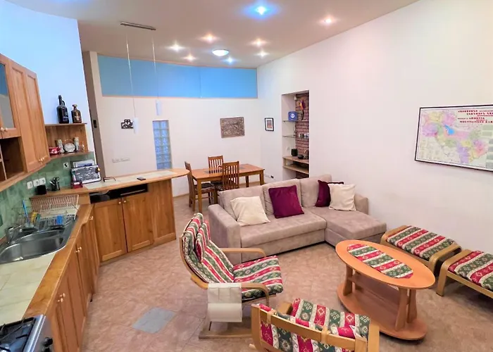 Jasmin Apt With Balcony At Republic Square & Ruben Tours