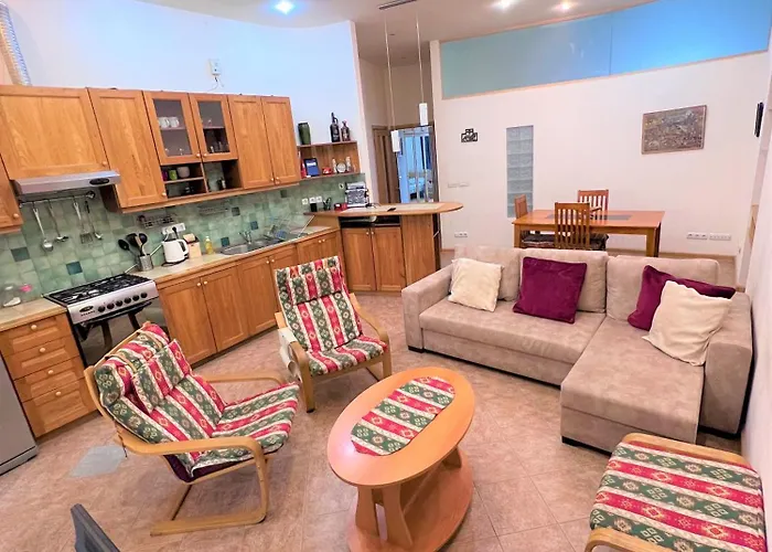 Jasmin Apt With Balcony At Republic Square & Ruben Tours