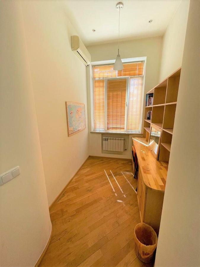 Apartment Jasmin With Balcony At Republic Square & Ruben Tours