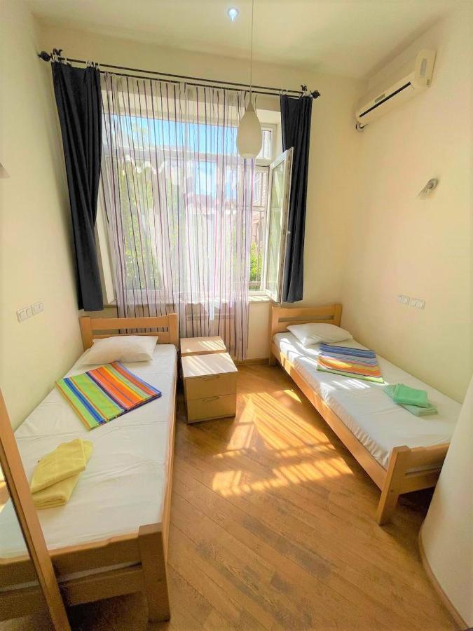 Apartment Jasmin With Balcony At Republic Square & Ruben Tours *