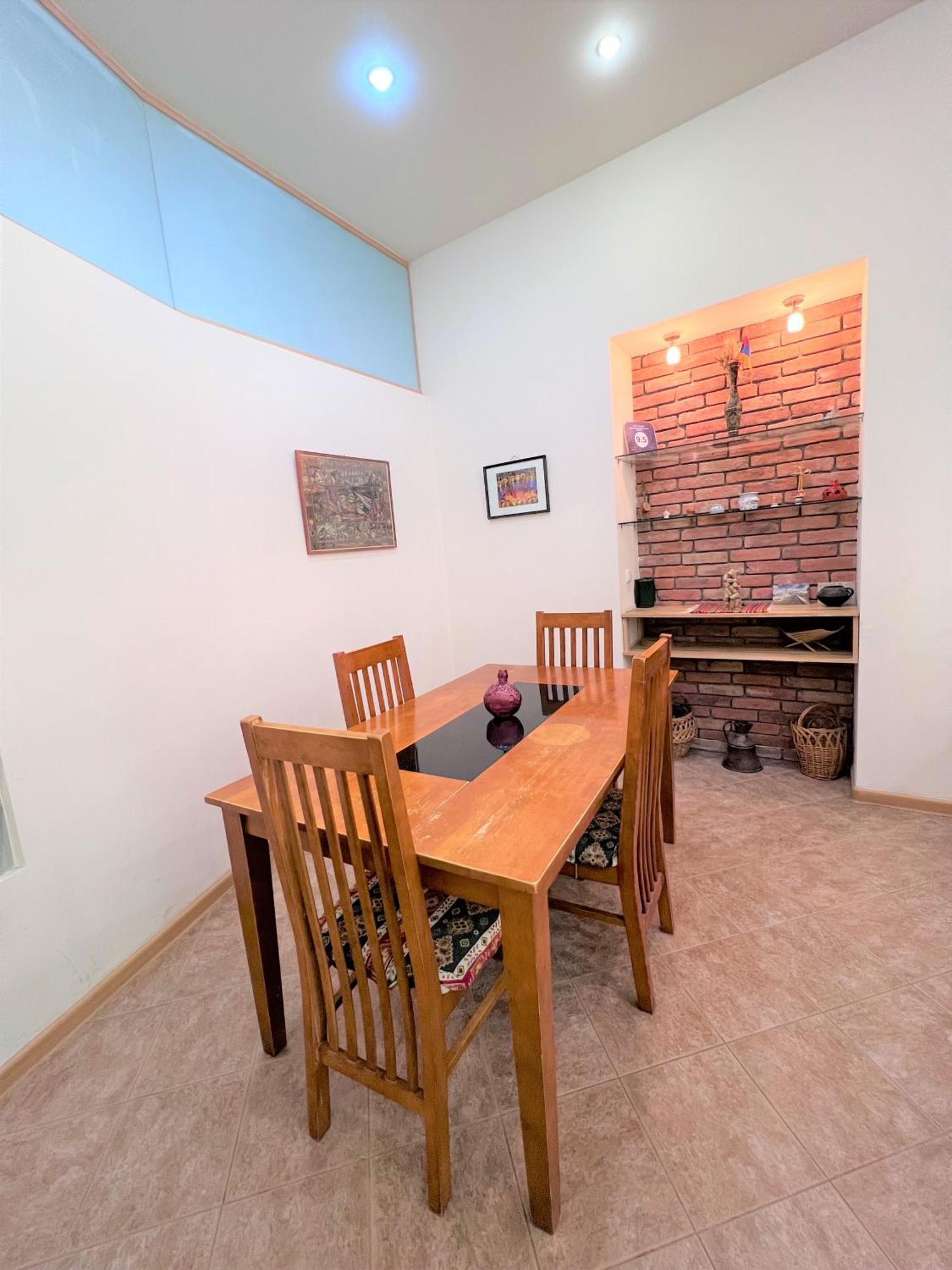 Apartment Jasmin With Balcony At Republic Square & Ruben Tours