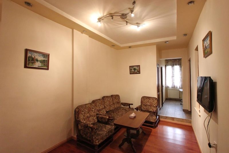 Apartment Jasmin With Balcony At Republic Square & Ruben Tours *
